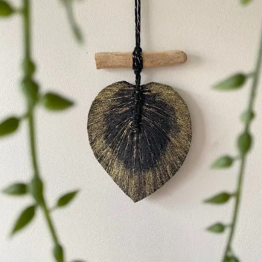 Comment mettre une feuille macramé sur du bois flotté ?